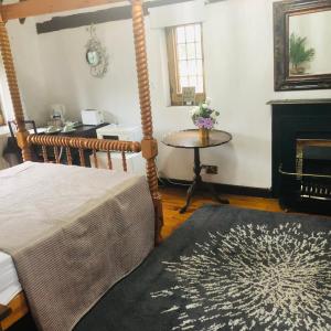 A seating area at Tudor House - Double Room - En suite