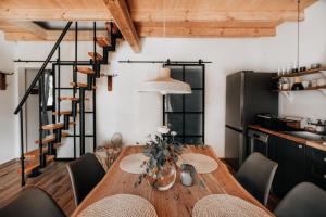 a kitchen and dining room with a wooden table and chairs at Czuła Chata Ojców 