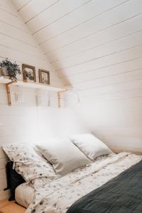 a bed in a room with a white ceiling at Czuła Chata Ojców in Prądnik Czajowski