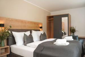 A bed or beds in a room at Das Lenz by Inncomer Még 37 kép