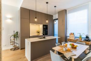 a kitchen and living room with a table and a kitchen and a dining room at AQUI en Madrid in Madrid