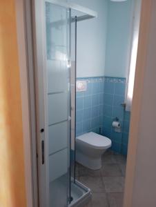 ein Bad mit einem WC und einer Glasdusche in der Unterkunft Casa Emily in Marinella di Sarzana