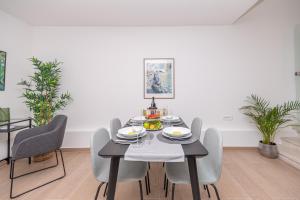 a dining room with a table and chairs at Apartment Emmi in Omiš