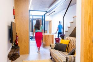 una mujer en un vestido rojo caminando por una sala de estar en Casa Da Avó Clementina Nº 30, en Funchal