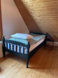 Una cama o camas en una habitación de Kosovy