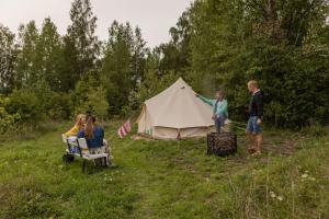 a group of people standing around a tent at Niiduveere glämping in Viru-Nigula