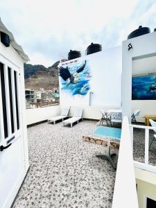a balcony with a large mural on the wall at Casa BB&Djassi in Ponta do Sol