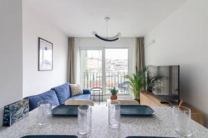 sala de estar con mesa y sofá azul en Newly Built Bright 2BR w Free Shuttle #68, en Estambul