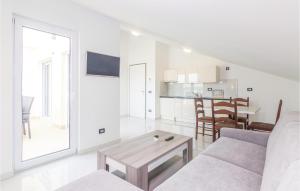 un soggiorno bianco con divano e tavolo di Beautiful Apartment In Funtana With Wifi a Funtana
