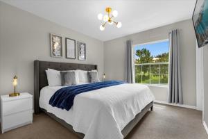 a bedroom with a large bed and a window at 3 Bedrooms 25 Bathrooms Encantada 3122 Yl in Orlando +32 photos