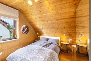 LichtensteinにあるFerienwohnung Kalkauの木製の壁のベッドルーム1室(ベッド1台付)