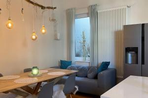 een woonkamer met een tafel en een blauwe bank bij Gröön Ruum in Leer