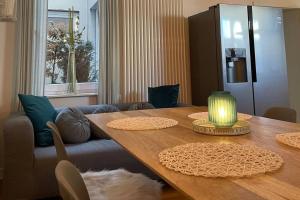 een woonkamer met een houten tafel en een bank bij Gröön Ruum in Leer