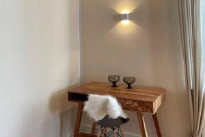 een kamer met een houten tafel met een wit kussen erop bij Gröön Ruum in Leer