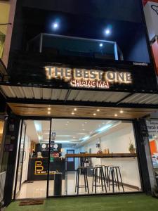 un negozio con un cartello che dice il migliore di THE BEST ONE CHIANG MAI a Chiang Mai