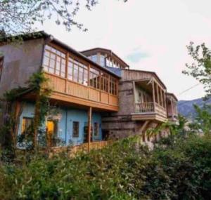 Angels Roof - Betlemi. Garden & View over Old Tbilisi في تبليسي: منزل كبير على قمة تلة