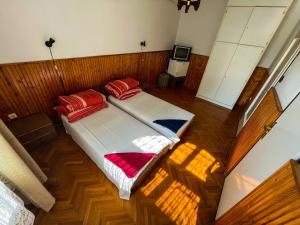 an overhead view of a bedroom with a bed at Nosztalgia Villa in Mezőkövesd