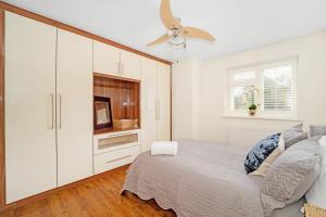 En eller flere senge i et værelse på Kempton Park Views -Two Double Bedroom Luxury Apartments