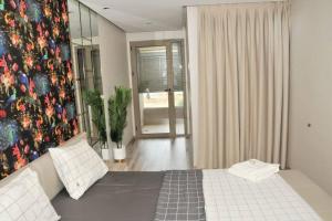 - une chambre avec un lit et une peinture murale dans l'établissement Casa Pedro, à Casablanca