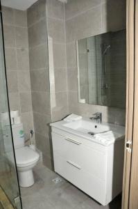 La salle de bains est pourvue de toilettes, d'un lavabo et d'un miroir. dans l'établissement Casa Pedro, à Casablanca