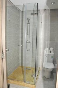 La salle de bains est pourvue d'une douche et de toilettes. dans l'établissement Casa Pedro, à Casablanca