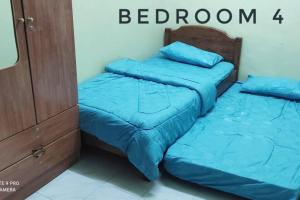two beds sitting next to each other in a room at Krystal Homestay in Kulim