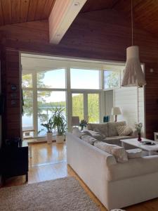 尼尔西艾Villa Valkeinen的客厅里有一张沙发和一张桌子。