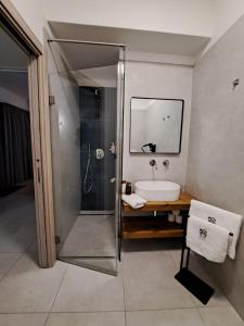 La salle de bains est pourvue d'une douche et d'un lavabo. dans l'établissement Sikelia Superior Rooms Milazzo, à Milazzo