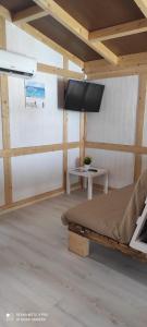 Una habitación con una cama y un televisor de pantalla plana. en La pinza verde, en Cádiz 7 fotos más