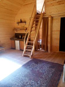 Habitación en el ático con escalera en una cabaña de madera en Guest cottage - Nanka's house en Batumi