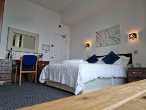 Ein Bett oder Betten in einem Zimmer der Unterkunft The Queen Vic Hotel