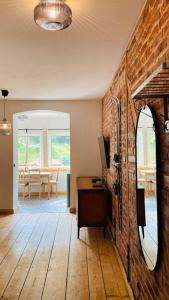 ein Wohnzimmer mit einer Ziegelwand und einem Spiegel in der Unterkunft U Babci Marysi in Karpacz