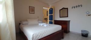 una piccola camera con letto e specchio di Hotel Dorado Jardín a Jardin