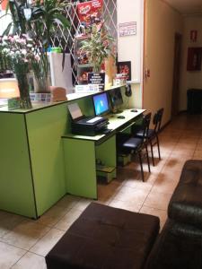 una oficina con un escritorio con un ordenador. en Hostal David Alejandro, en Quito
