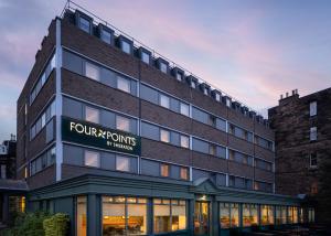 une vue frontale sur un hôtel en quatre points dans l'établissement Four Points by Sheraton Edinburgh, à Édimbourg