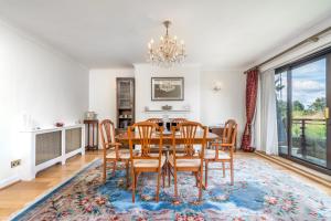 comedor con mesa, sillas y lámpara de araña en Vintage Boutique 2Bed Apartment en Whetstone