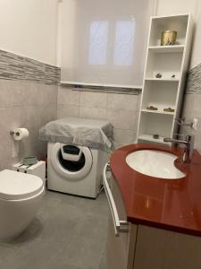 ein Bad mit einem WC und einem Waschbecken in der Unterkunft La casa di ELE in Rom