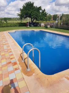 - une grande piscine bleue avec toboggan dans la cour dans l'établissement Casa Rural Mentesana, à Villanueva de la Fuente