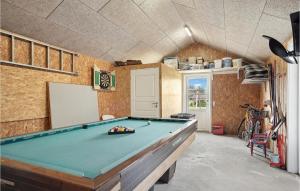 einem Billardtisch in der Mitte eines Zimmers in der Unterkunft 4 Bedroom Cozy Home In Hadsund in Hadsund