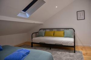 una camera da letto con un letto con cuscini gialli e blu di Ola Lisbon - Castelo II a Lisbona