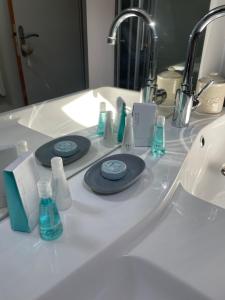 La salle de bains est pourvue de 2 plaques bleues et d'un lavabo. dans l'établissement Maison Campagne Aixoise, à Éguilles