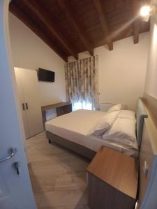 ein Schlafzimmer mit einem Bett und einem Tisch in einem Zimmer in der Unterkunft Il Riccio home & relax in Riccia