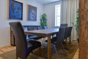 una sala da pranzo con tavolo e sedie in legno di Ola Lisbon - Castelo II a Lisbona