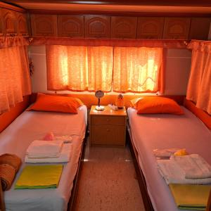 2 camas en una habitación pequeña con ventana en For Nature Lovers 2 en Skala Rachoniou