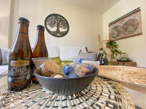 eine Schüssel mit Essen und zwei Flaschen Bier auf einem Tisch in der Unterkunft Wood & Sea I Sauna & Hyper centre in Crozon + 19 Fotos