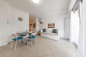 a living room with a bed and a table and chairs at H11 [Bussana 1A] Mare in Bussana Nuova