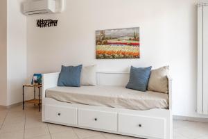 a bed in a room with a painting on the wall at H11 [Bussana 1A] Mare in Bussana Nuova