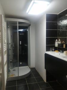 La salle de bains est pourvue d'une douche, d'une baignoire et d'un lavabo. dans l'établissement LoVe 3, au Cap d'Agde