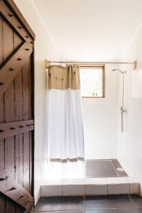 a bathroom with a shower with a shower curtain at Cabaña Jacuzzi Exterior Privado in San José de Maipo