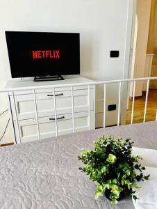 Μια τηλεόραση ή/και κέντρο ψυχαγωγίας στο Civico 22